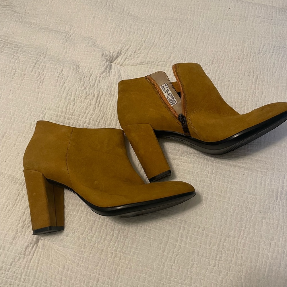 Brand new never worn Ecco booties size 8